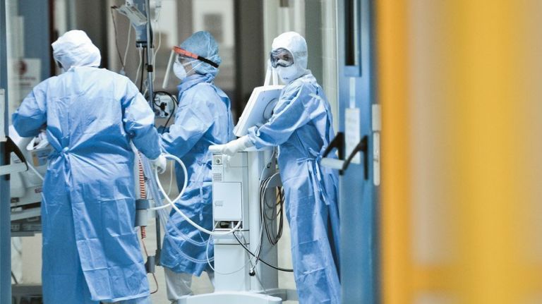 Ξεκινά ο εμβολιασμός των υγειονομικών στα δύο μεγαλύτερα νοσοκομεία της Αθήνας – Το πιθανότερο 27 Δεκεμβρίου | tovima.gr