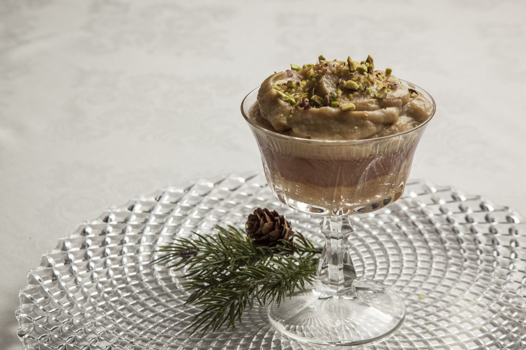 Μους σοκολάτας με γλυκόξινη σάλτσα μπανάνας