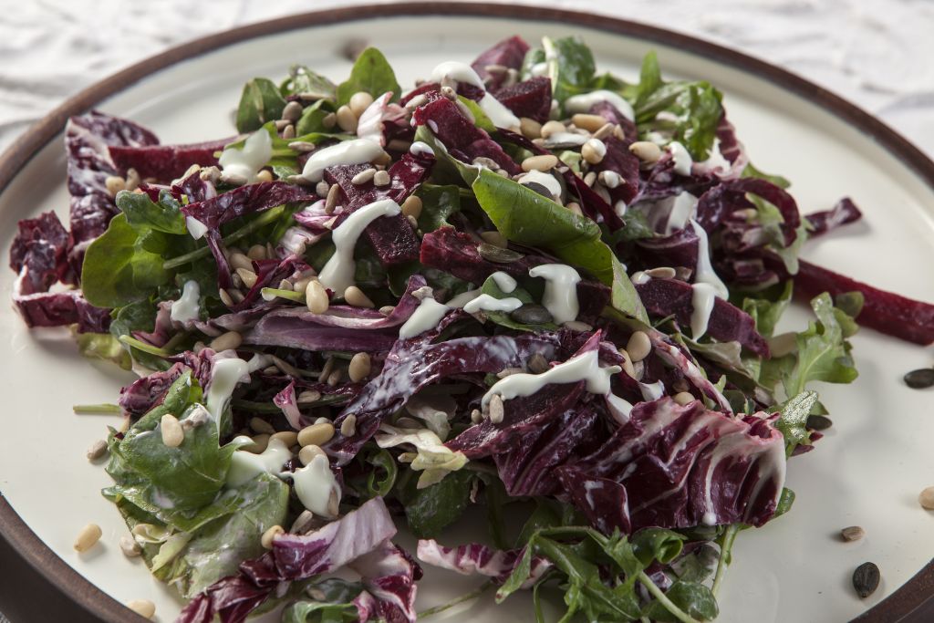 Σαλάτα με ψητά παντζάρια και ντρέσινγκ γιαουρτιού