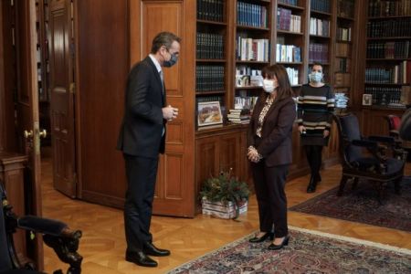 Ανησυχία Μητσοτάκη για συναθροίσεις τις γιορτές – Τι είπε στην Κατερίνα Σακελλαροπούλου