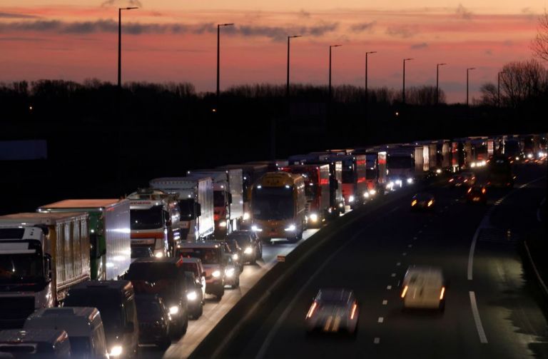 Βρετανία : Ατέλειωτες ουρές φορτηγών στο Ντόβερ – Οργισμένοι οι οδηγοί | tovima.gr