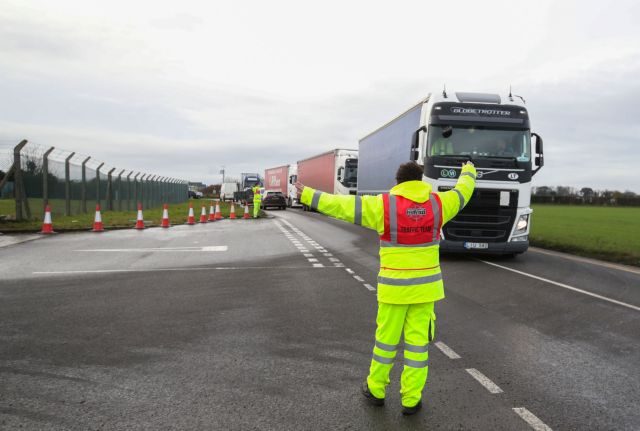 Μετάλλαξη κορωνοϊού : Η ΕΕ ανοίγει τα σύνορα με τη Βρετανία