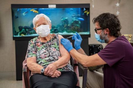 Ελβετία : Ξεκίνησε ο εμβολιασμός με πρώτη μια 90χρονη