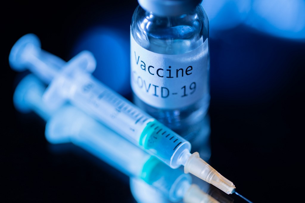 Κορωνοϊός: Οι 45 πολιτικοί και αξιωματούχοι που θα εμβολιαστούν πρώτοι