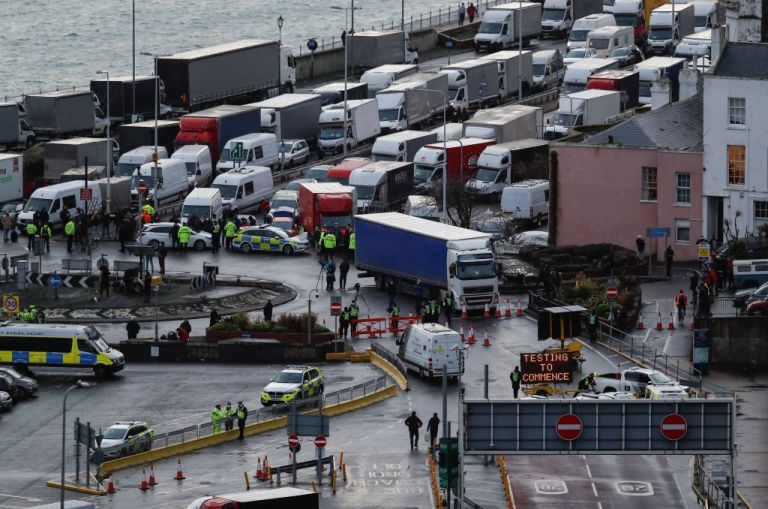 Ντόβερ : Κραυγή αγωνίας από έλληνες οδηγούς – «Είμαστε εγκλωβισμένοι, δεν έχουμε ούτε τουαλέτες» | tovima.gr