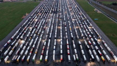 Χριστούγεννα… στο δρόμο θα κάνουν χιλιάδες οδηγοί φορτηγών – Έχουν εγκλωβιστεί στα σύνορα Γαλλίας-Βρετανίας