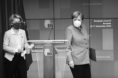 Τα εμβόλια, οι Βρυξέλλες και οι «κρυμμένες παρενέργειες»