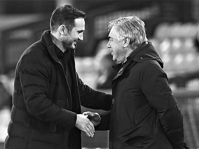 Δύο πάγκοι με πολλές αναμνήσεις