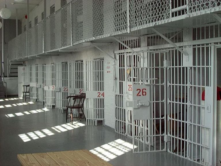 Φυλακές Κορυδαλλού : Στοχευμένες έρευνες σε δέκα κελιά – Βρέθηκαν αυτοσχέδια όπλα, μάρκες και ζάρια | tovima.gr