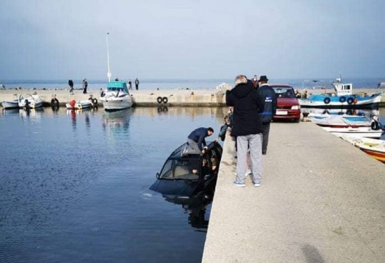 Θεσσαλονίκη : ΙΧ αυτοκίνητο βούτηξε μέρα – μεσημέρι στη θάλασσα του Θερμαϊκού | tovima.gr