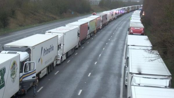 Κορωνοϊός – Βρετανία : Χριστούγεννα στα φορτηγά για χιλιάδες αποκλεισμένους οδηγούς