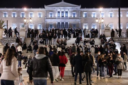 Lockdown : Απίστευτος συνωστισμός στην πλατεία Συντάγματος ανήμερα Χριστουγέννων