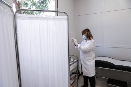 Σε εφαρμογή η επιχείρηση «Ελευθερία»: Έφτασαν τα πρώτα εμβόλια – Όλο το εμβολιαστικό σχέδιο