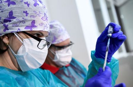 Κορωνοϊός : Μέτρα προφύλαξης όλο το 2021 λέει ο καθηγητής Μαργαρίτης