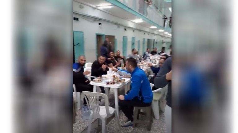 Φυλακές Κορυδαλλού : Κρατούμενοι έστησαν πάρτι ανήμερα των Χριστουγέννων | tovima.gr