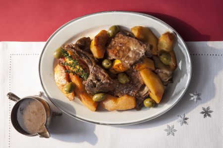 Αρνί με κυδώνια και πράσινες ελιές