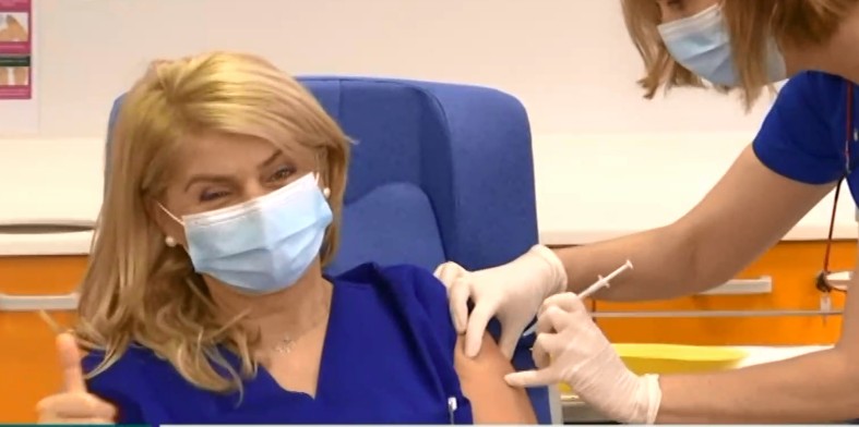 Ιστορική στιγμή : Ξεκίνησαν οι εμβολιασμοί στην Ελλάδα – Πρώτη η νοσηλεύτρια του «Ευαγγελισμού»