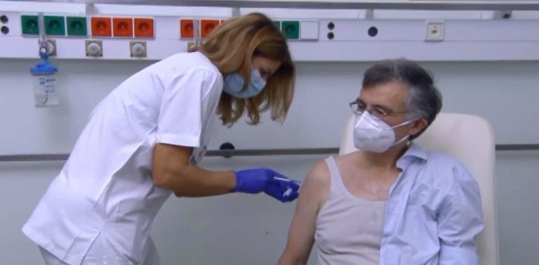 Κοροναϊός : Εμβολιάστηκε ο καθηγητής, Σωτήρης Τσιόδρας στο «Αττικόν» | tovima.gr