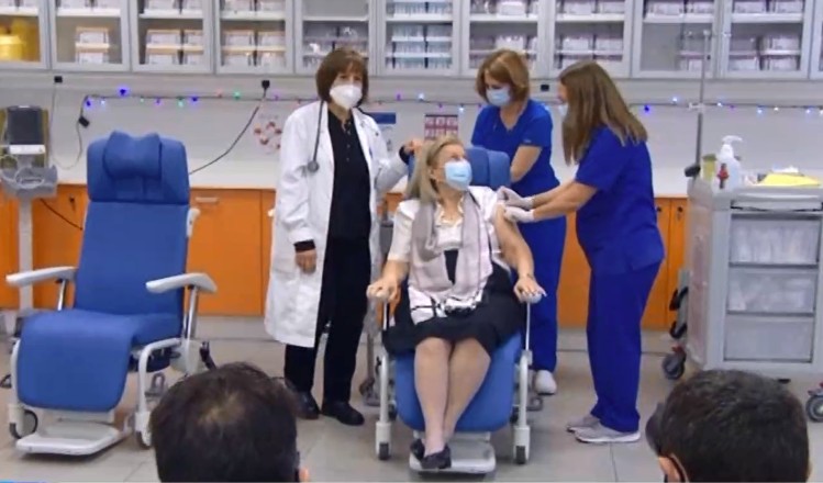 Κορωνοϊός : Εμβολιάστηκε η πρόεδρος της Εθνικής Επιτροπής Εμβολιασμών, Μαρία Θεοδωρίδου