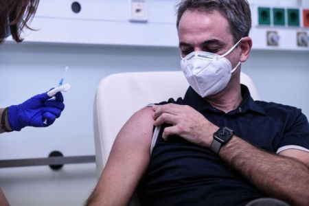 Μητσοτάκης μετά τον εμβολιασμό : «Ο μόνος τρόπος για να ξαναπάρουμε τη ζωή μας »