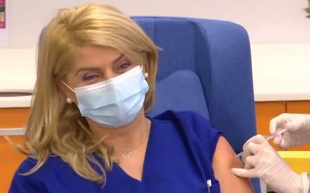 A nurse, a senior citizen, the president and the PM are the first Greeks to be vaccinated