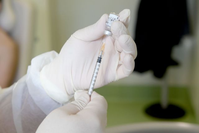 Κορωνοϊός : Δείτε ζωντανά τους πρώτους εμβολιασμούς στην Ελλάδα | tovima.gr