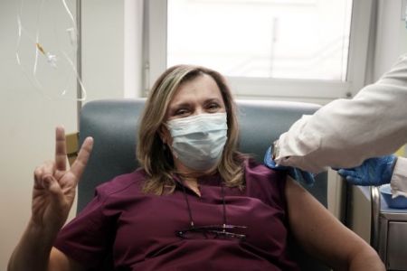 Κορωνοϊός : Ξεκίνησε ο εμβολιασμός των υγειονομικών