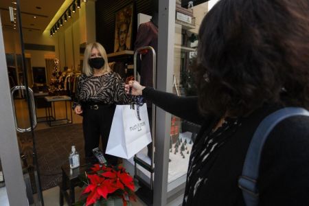 Lockdown : Ποια καταστήματα θα είναι ανοιχτά την τελευταία Κυριακή του χρόνου