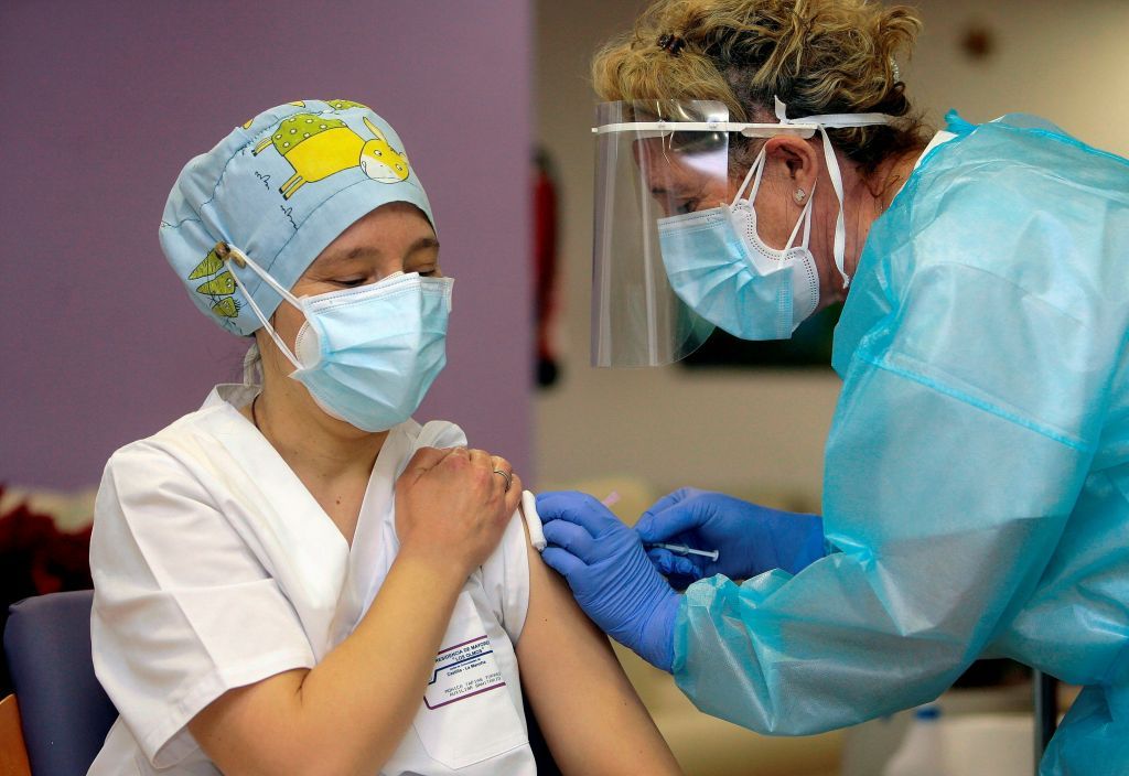 Κορωνοϊός : Ξεκίνησαν οι εμβολιασμοί στην Ευρώπη – Οι πρώτοι άνθρωποι που εμβολιάστηκαν