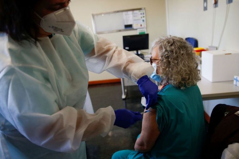 Κορωνοϊός : Ποιοι πολιτικοί θα εμβολιαστούν – Το σχέδιο διανομής, οι επόμενες φάσεις | tovima.gr