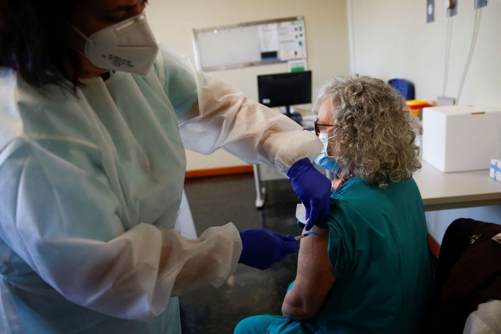 Κορωνοϊός : Ποιοι πολιτικοί θα εμβολιαστούν – Το σχέδιο διανομής, οι επόμενες φάσεις