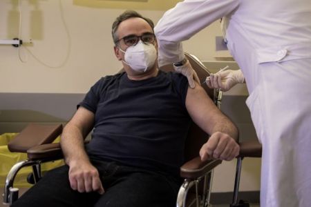 Με Κοντοζαμάνη ξεκίνησε ο εμβολιασμός στο Πανεπιστημιακό Νοσοκομείο Ιωαννίνων