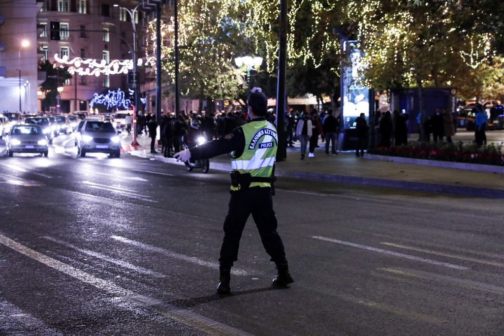 Κορωνοϊός : Επιχείρηση «Πρωτοχρονιά» από Τετάρτη σε όλη τη χώρα – Έλεγχοι παντού και αλλαγή χρόνου στο σπίτι