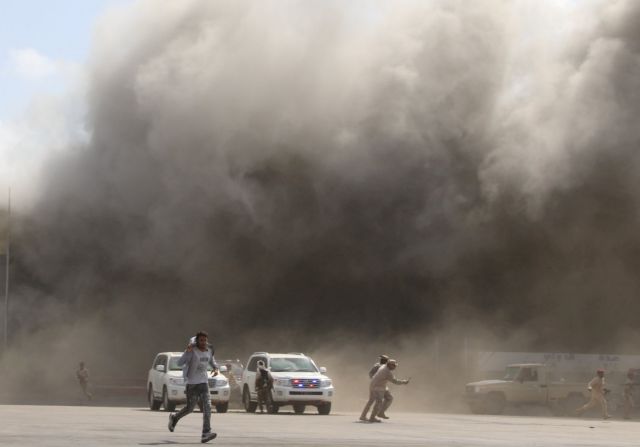 Υεμένη : Δεκάδες νεκροί και τραυματίες από την επίθεση στο αεροδρόμιο του Άντεν