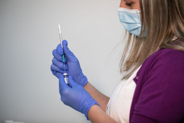 Αντιπαράθεση κυβέρνησης – ΣΥΡΙΖΑ για τον εμβολιασμό κυβερνητικών στελεχών | tovima.gr