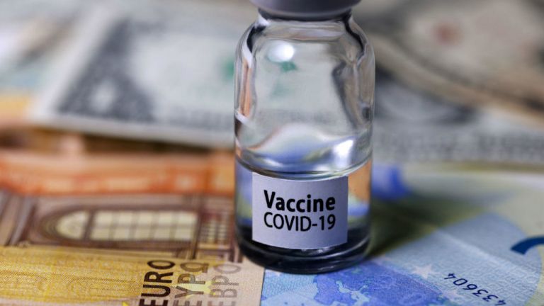 French government under fire for slow COVID-19 vaccination pace | tovima.gr