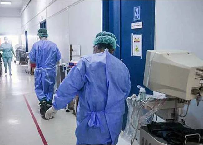 Κορωνοϊός: 50 νεκροί και 438 διασωληνωμένοι – 932 τα νέα κρούσματα