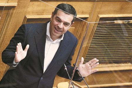 Ο Τσίπρας θέλει να μεταφέρειτο «πεδίο μάχης» στη Βουλή