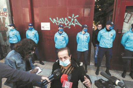 «Οι καλλιτέχνες είμαστε ένα βήμα πριν από τον αφανισμό»