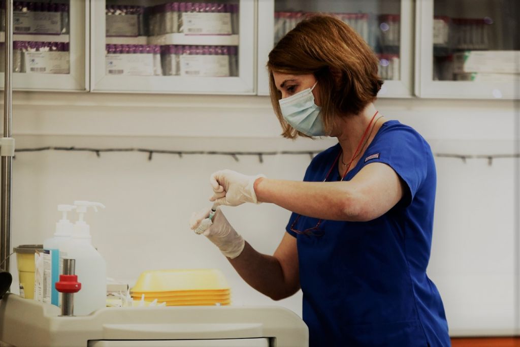 Πέντε χιλιάδες εμβολιασμοί την ημέρα