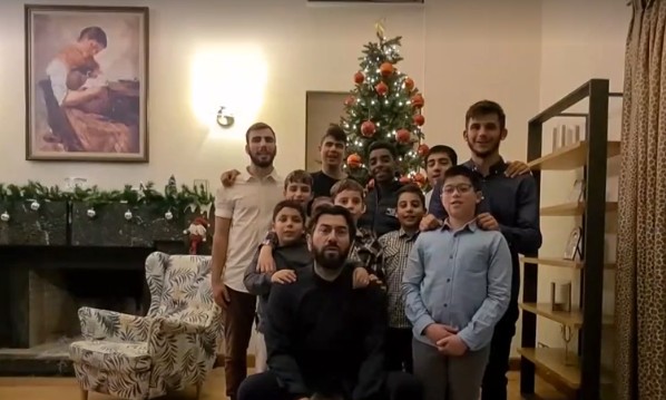 Τα κάλαντα από τον πατέρα Αντώνιο και τα παιδιά της «Κιβωτού του Κόσμου»