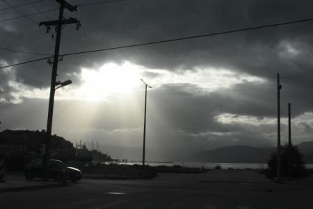 Καιρός : Με κακοκαιρία ξεκινά η εβδομάδα – Πού θα «χτυπήσουν» τα ισχυρά φαινόμενα