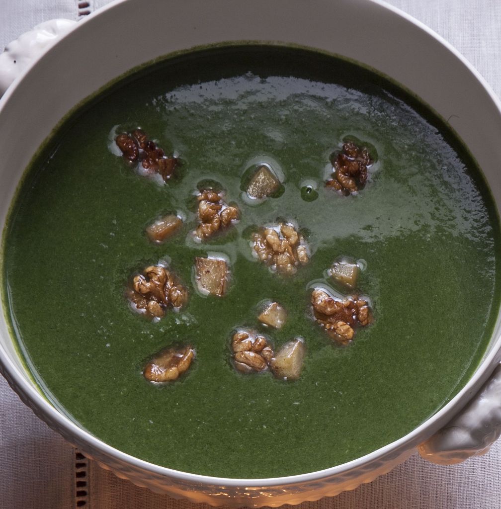 Βελουτέ μπρόκολο και σπανάκι με μους φέτας και καρύδια