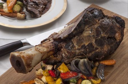 Σιγοψημένο κότσι με λαχανικά και σάλτσα δαμάσκηνου