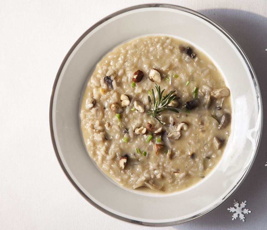 Ριζότο με άγρια μανιτάρια, καπνιστό τυρί και φουντούκια