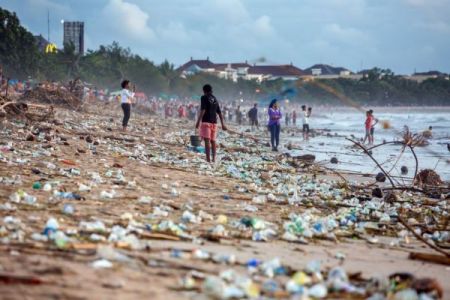 Περιβαλλοντική καταστροφή : Οι παραλίες του Μπαλί γέμισαν σκουπίδια