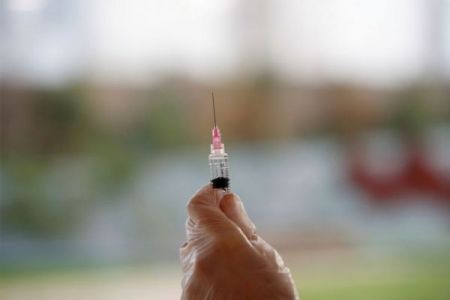 Κορωνοϊός : «Φρένο» στα σχέδια για καθυστέρηση της δεύτερης δόσης εμβολίου