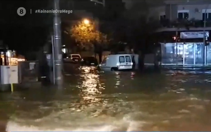 Κακοκαιρία : Πλημμύρισαν οι δρόμοι στο Μενίδι