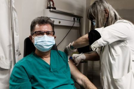 Ρolitico : Γιατί καθυστερούν οι εμβολιασμοί στην ΕΕ