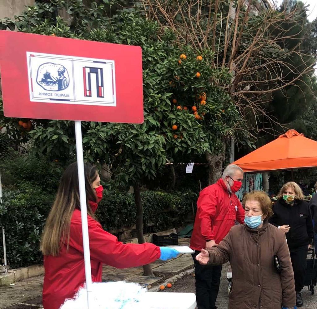 Ο Δήμος Πειραιά πρόσφερε στους πολίτες 100.000 μάσκες